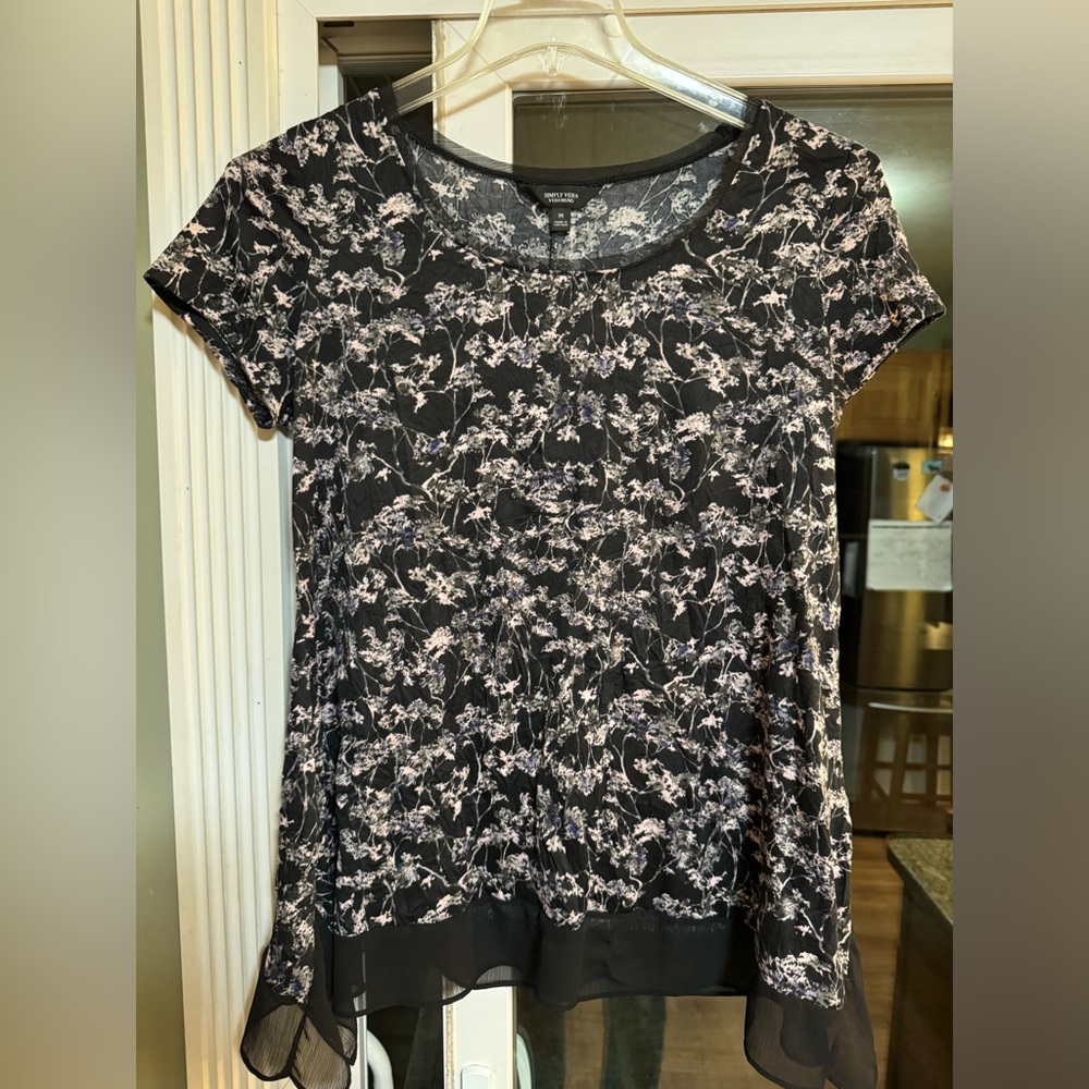 Simple Vera Vera Wang top, size M, great cond.